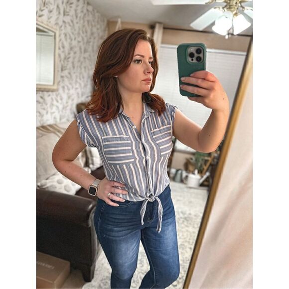 Francesca’s Harper button down  - Picture 4 of 6